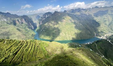 Dong Van Platosu 'nda tarçın üzümü nehri.
