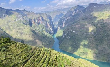 Dong Van Platosu 'nda tarçın üzümü nehri.
