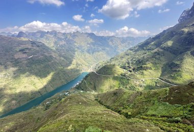 Dağlardaki nehrin havadan görünüşü