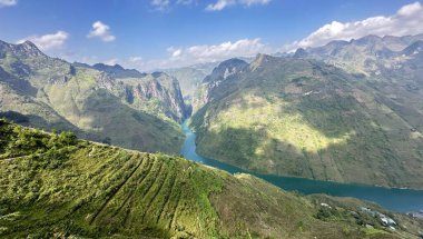 Dong Van Platosu 'nda tarçın üzümü nehri.