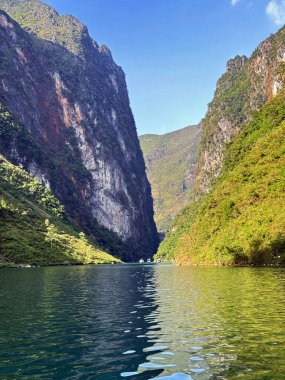 Göl ve dağlarla dolu güzel bir manzara.