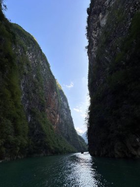 Dong Van Platosu 'nda tarçın üzümü nehri.