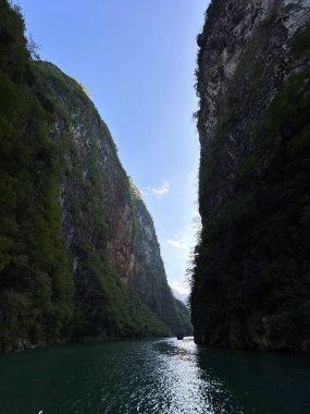 Dong Van Platosu 'nda tarçın üzümü nehri.