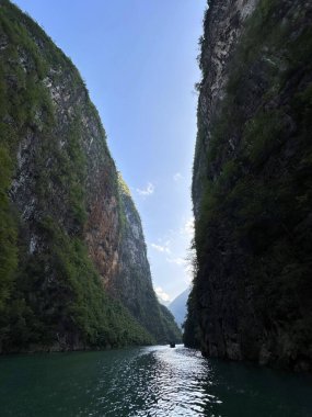 Dong Van Platosu 'nda tarçın üzümü nehri.