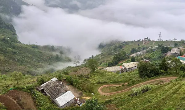 Sabahları dağların havadan görünüşü