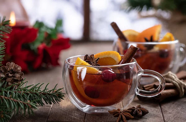 オレンジスライス クランベリー スパイスを窓や休日の装飾や冬の背景で混ぜたワイン — ストック写真