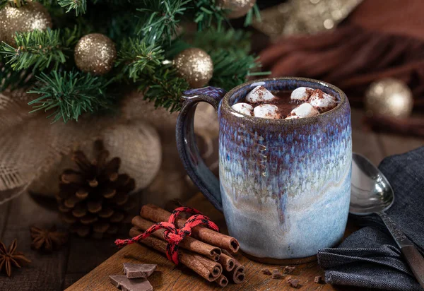Taza Chocolate Caliente Malvaviscos Una Mesa Madera Con Decoraciones Navidad — Foto de Stock