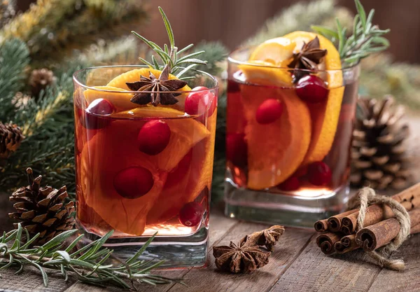 Svařované Víno Pomerančovými Plátky Brusinkami Kořením Rustikálním Dřevěném Stole Vánoční — Stock fotografie