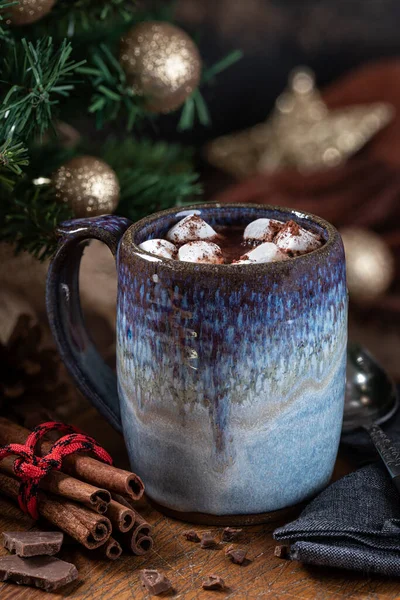 木桌上的热巧克力和棉花糖杯子 背景是圣诞装饰品 — 图库照片
