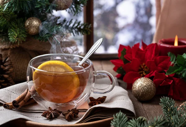Gorąca Herbata Parze Plasterkiem Cytryny Dekoracjami Wakacyjnymi Przy Oknie Zimowym — Zdjęcie stockowe