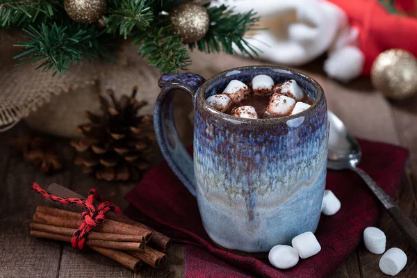 Becher Mit Heißer Schokolade Und Marshmallows Auf Einem Holztisch Mit — Stockfoto