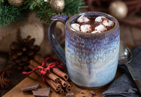 背景にクリスマスの装飾が施された木製のテーブルの上にホットチョコレートとマシュマロのマグカップ — ストック写真