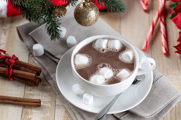 Xícara Chocolate Quente Marshmallows Uma Mesa Madeira Com Decorações Férias — Fotografia de Stock