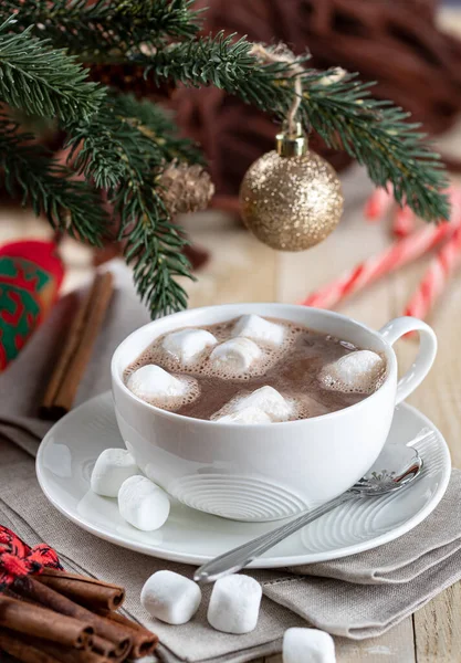 Xícara Chocolate Quente Marshmallows Uma Mesa Madeira Com Decorações Férias — Fotografia de Stock