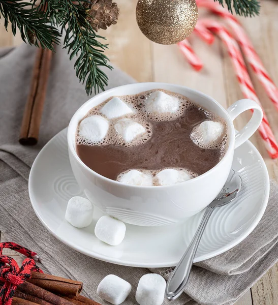 クリスマスの装飾が施された木製のテーブルの上にマシュマロとホットチョコレートのカップ — ストック写真