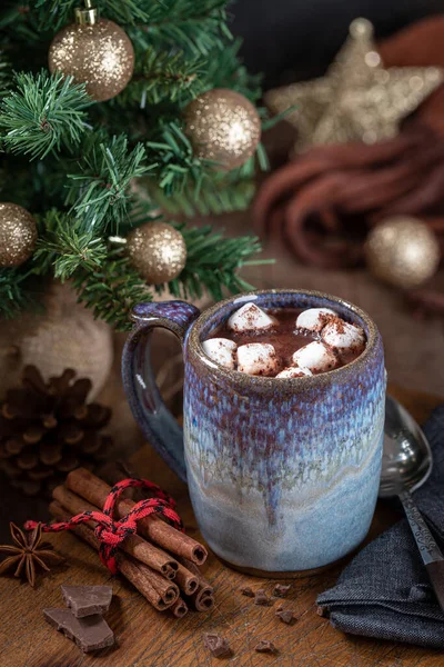 背景にクリスマスの装飾が施された木製のテーブルの上にホットチョコレートとマシュマロのマグカップ — ストック写真