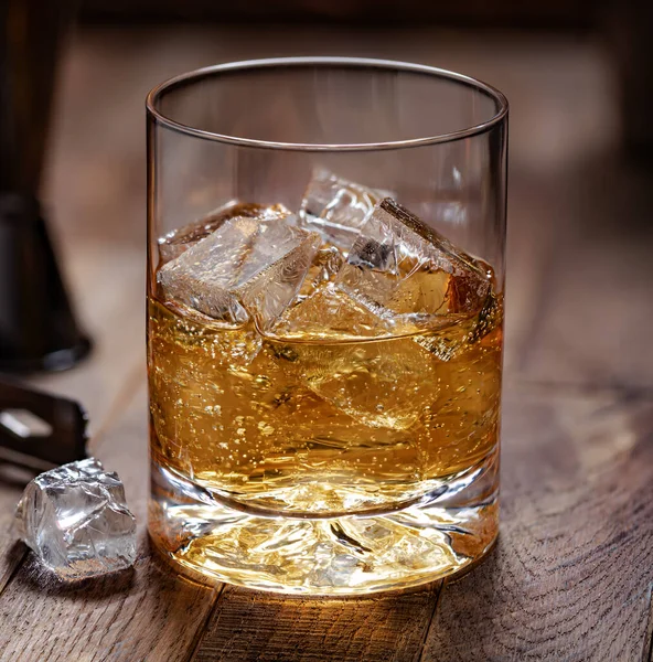 Großaufnahme Eines Whiskeyglases Mit Eisgetränk Auf Rustikalem Holzhintergrund — Stockfoto