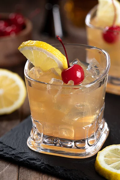 Viski Kokteyli Marachino Vişneli Limon Dilimli Siyah Tahtada — Stok fotoğraf