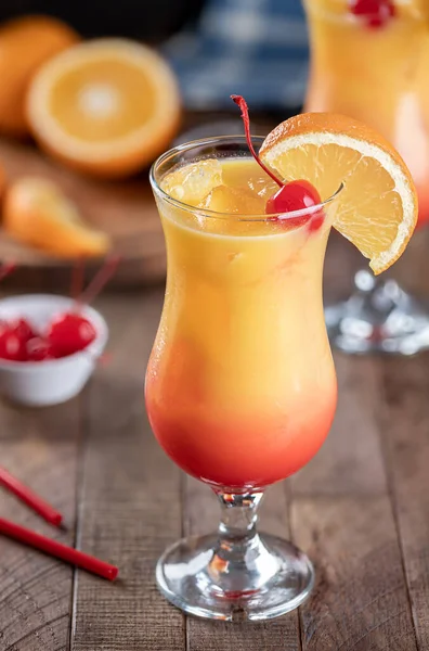 Tequila Sunrise Cocktail Versierd Met Kers Sinaasappel Plak Een Rustieke — Stockfoto
