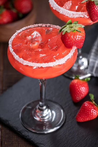 Aardbeienmargarita Cocktail Gegarneerd Met Aardbeien Zoutvelg Een Zwarte Leien Plank — Stockfoto