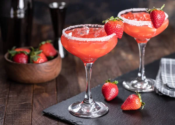 Erdbeer Margarita Cocktail Garniert Mit Erdbeeren Und Salzrand Auf Einer — Stockfoto
