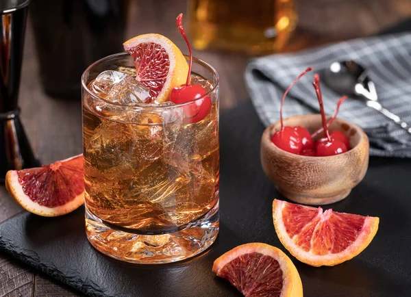 Altmodischer Whiskey Cocktail Mit Kirsch Und Orangenscheiben Auf Rustikalem Holzhintergrund — Stockfoto