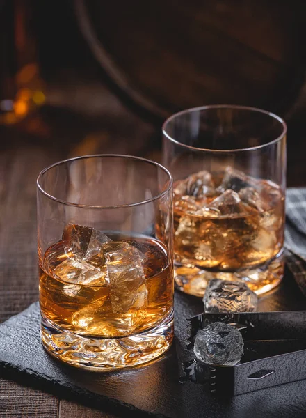 Deux Verres Whisky Avec Glace Sur Une Planche Ardoise Noire — Photo