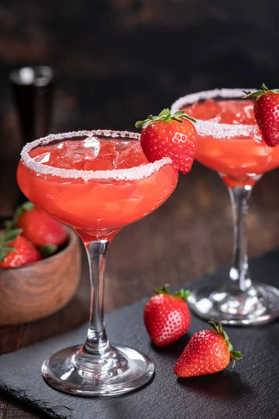 Erdbeer Margarita Cocktail Garniert Mit Erdbeeren Und Salzrand Auf Schwarzem — Stockfoto