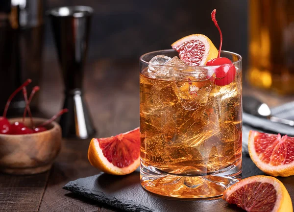 Vişne Portakal Dilimli Eski Moda Viski Kokteyli — Stok fotoğraf