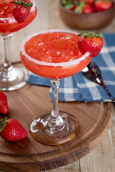 Erdbeer Margarita Cocktail Garniert Mit Erdbeeren Und Salzrand Auf Einem — Stockfoto