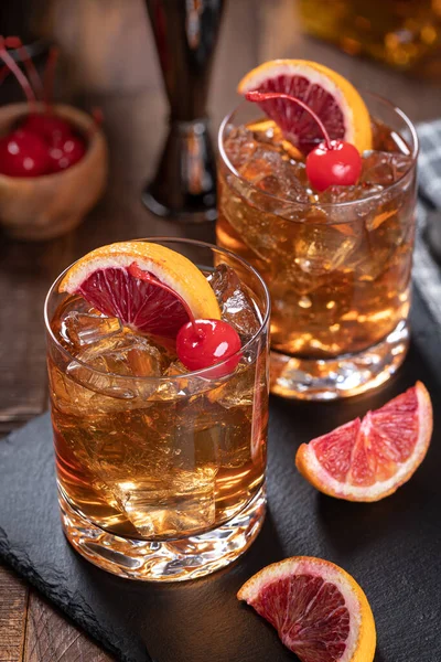 Altmodischer Whiskey Cocktail Mit Kirsch Und Orangenscheiben Auf Schwarzem Schieferbrett — Stockfoto