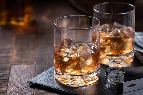Deux Verres Whisky Avec Glace Sur Une Planche Ardoise Noire — Photo