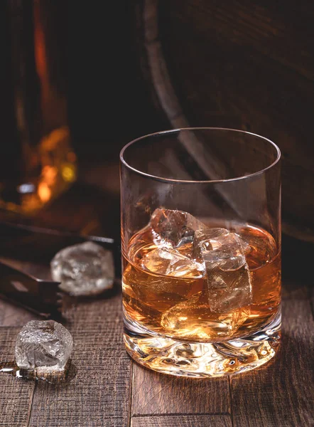 Glas Whisky Mit Eis Auf Rustikalem Dunklem Holzgrund — Stockfoto