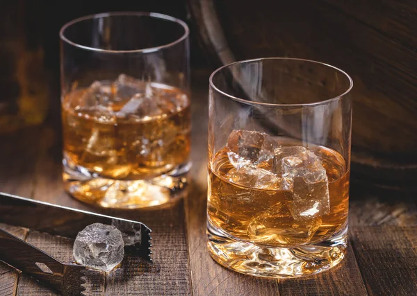 Zwei Gläser Whisky Mit Eis Auf Rustikalem Holzgrund — Stockfoto