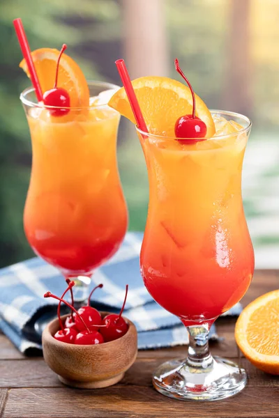 Tequila Sunrise Cocktail Met Sinaasappelschijfje Kers Houten Tafel Met Zomerse — Stockfoto