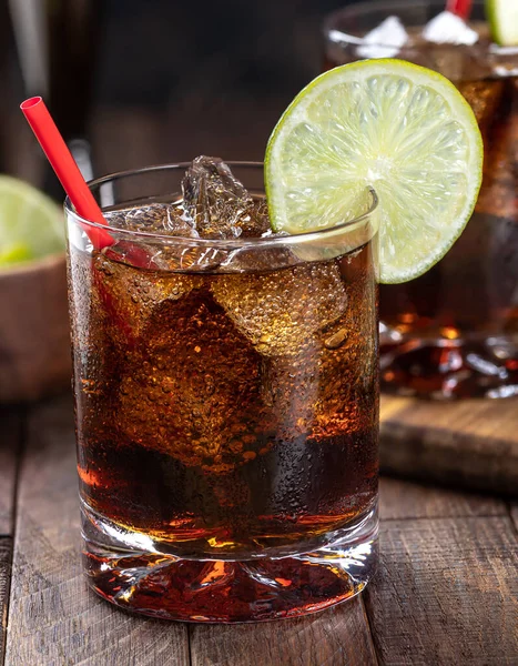 Cocktail Rhum Cola Avec Tranche Lime Sur Table Rustique Bois — Photo