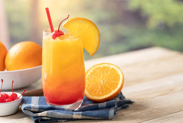 Tequila Soluppgång Cocktail Med Orange Skiva Och Körsbär Träbord Med — Stockfoto