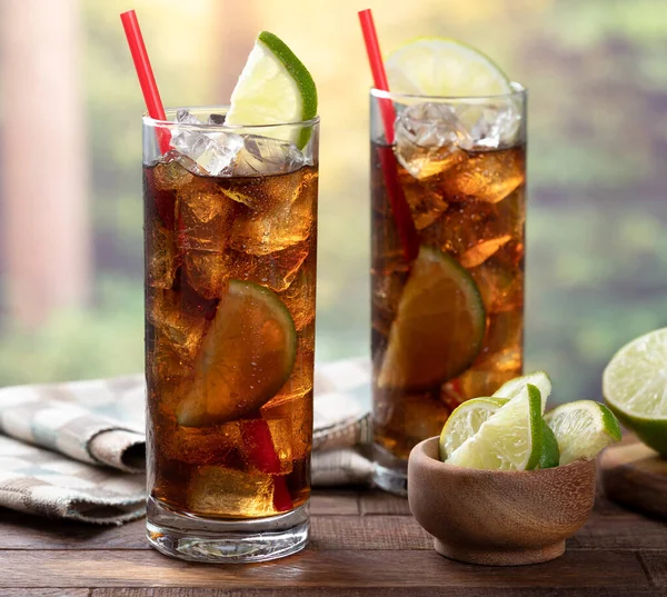 Rom Och Cola Cocktail Med Lime Skiva Rustika Träbord Med — Stockfoto