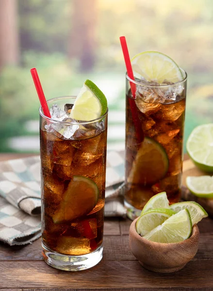 Rum Cola Cocktail Mit Limettenscheibe Auf Rustikalem Holztisch Mit Sommerlichem — Stockfoto