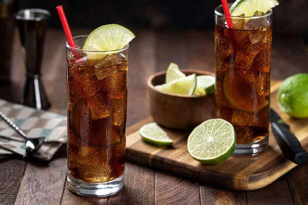 Cocktail Rhum Cola Dans Grands Verres Avec Tranche Citron Vert — Photo