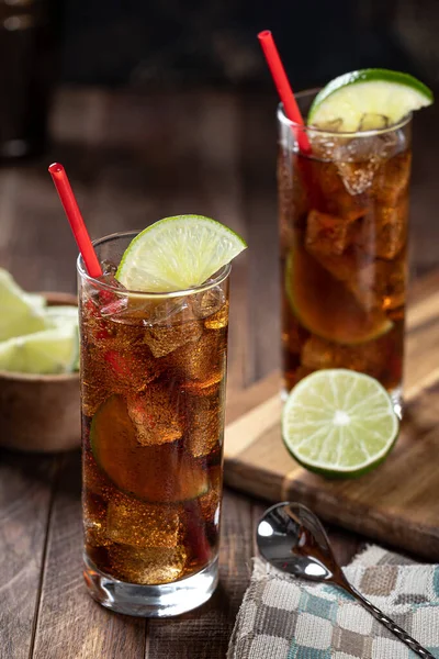 Cocktail Rum Cola Bicchieri Alti Con Fetta Lime Tavolo Rustico — Foto Stock