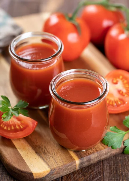 Suco Tomate Jarros Vidro Com Fatias Frescas Tomates Tábua Madeira — Fotografia de Stock