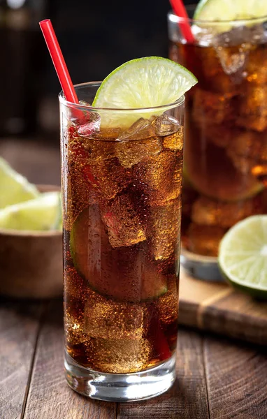 Rum Cola Cocktail Hohen Gläsern Mit Limettenscheibe Auf Rustikalem Holztisch — Stockfoto