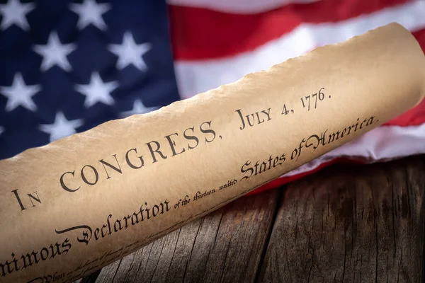 Förenta Staternas Självständighetsförklaring Med Amerikansk Flagga Bakgrunden Rustika Träbord — Stockfoto