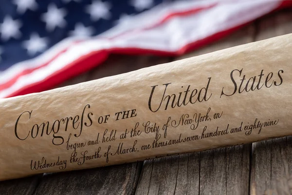 美国权利法案 美国国旗背景在乡村木桌上 — 图库照片