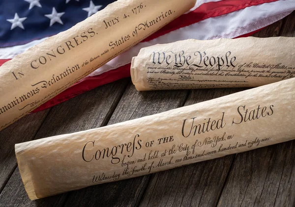 自由宪章 独立宣言 宪法和带有美国国旗的木制背景的民权法案 — 图库照片