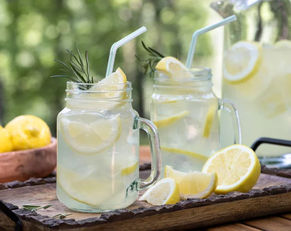 Limonade Zwei Glasgläsern Mit Zitronenscheiben Und Rosmarin Auf Dem Tisch — Stockfoto