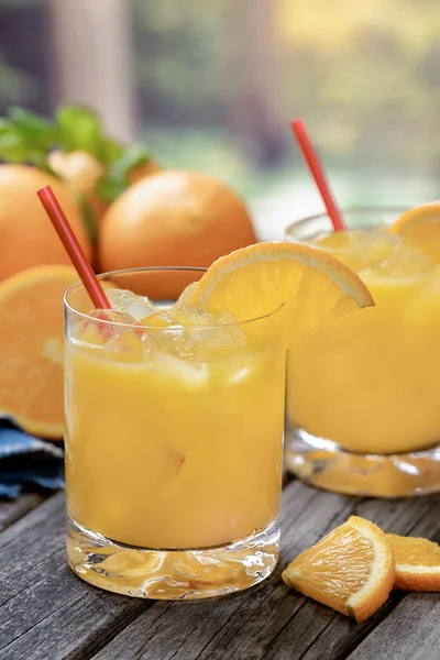 Orangensaft Cocktail Mit Orangenscheiben Und Frischen Orangen Auf Altem Holztisch — Stockfoto