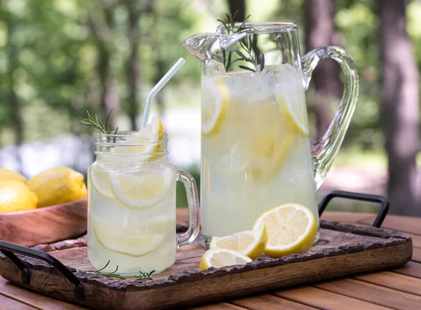 Jarra de agua fresca con rodajas de limón y lima Imagen Vector de
