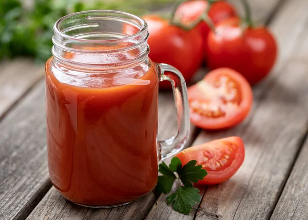 Copo Suco Tomate Nutritivo Com Tomates Frescos Mesa Madeira Rústica — Fotografia de Stock